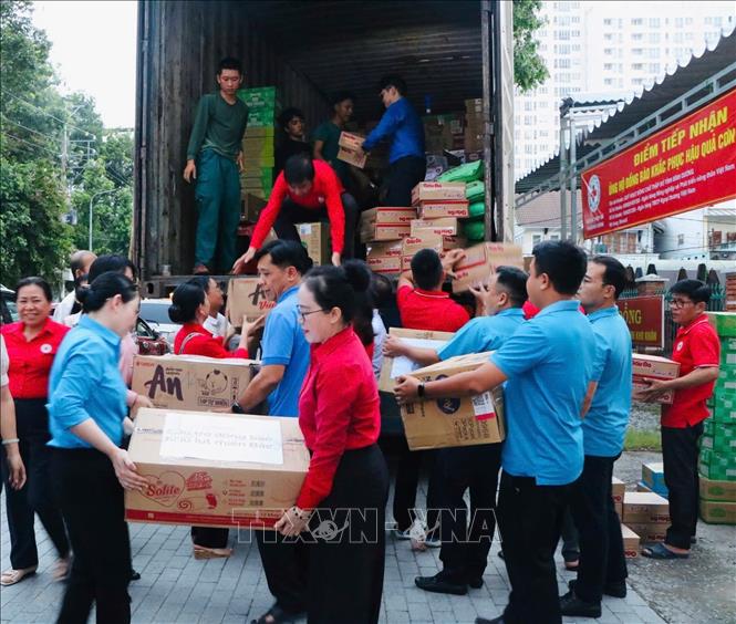 Các mặt hàng cứu trợ nhu yếu phẩm được người dân Bình Dương vận chuyển lên xe chuyển ra miền Bắc để hỗ trợ nhân dân tỉnh Lào Cai bị ảnh hưởng bởi bão lũ. Ảnh: Dương Chí Tưởng-TTXVN