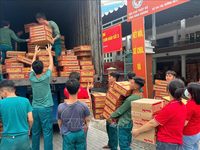 Các mặt hàng cứu trợ nhu yếu phẩm được người dân Bình Dương vận chuyển lên xe chuyển ra miền Bắc để hỗ trợ nhân dân tỉnh Lào Cai bị ảnh hưởng bởi bão lũ. Ảnh: Dương Chí Tưởng-TTXVN
