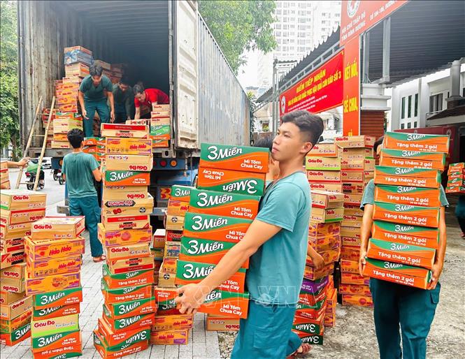 Các mặt hàng cứu trợ nhu yếu phẩm được người dân Bình Dương vận chuyển lên xe chuyển ra miền Bắc để hỗ trợ nhân dân tỉnh Lào Cai bị ảnh hưởng bởi bão lũ. Ảnh: Dương Chí Tưởng-TTXVN