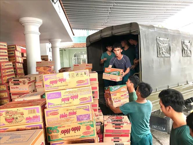 Các mặt hàng cứu trợ nhu yếu phẩm được người dân Bình Dương vận chuyển lên xe chuyển ra miền Bắc để hỗ trợ nhân dân tỉnh Lào Cai bị ảnh hưởng bởi bão lũ. Ảnh: Dương Chí Tưởng-TTXVN