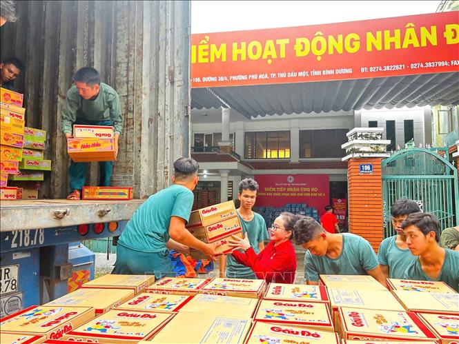 Các mặt hàng cứu trợ nhu yếu phẩm được người dân Bình Dương vận chuyển lên xe chuyển ra miền Bắc để hỗ trợ nhân dân tỉnh Lào Cai bị ảnh hưởng bởi bão lũ. Ảnh: Dương Chí Tưởng-TTXVN