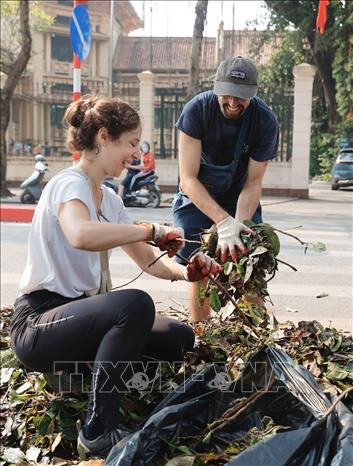Niềm vui của các tình nguyện viên khi làm được việc tốt cho Thủ đô Hà Nội. Ảnh: Minh Quyết - TTXVN
