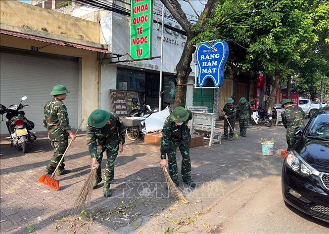 Lực lượng quân đội tham gia dọn vệ sinh tại các tuyến đường ở thành phố Hưng Yên. Ảnh: Mai Ngoan-TTXVN