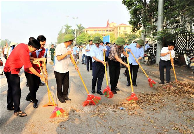 Lãnh đạo tỉnh Hưng Yên cùng nhân dân tham gia hưởng ứng quét dọn tại khu vực quảng trường thành phố Hưng Yên. Ảnh: Mai Ngoan-TTXVN