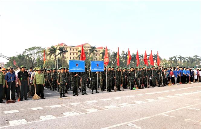 Các lực lượng tham gia lễ phát động tổng vệ sinh môi trường. Ảnh: Mai Ngoan-TTXVN