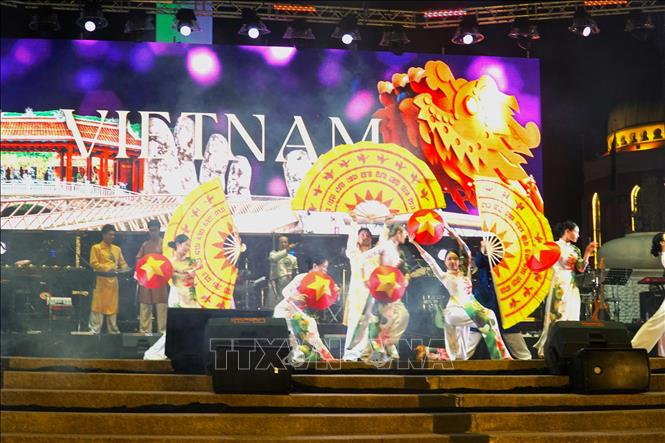 Tiết mục múa Chào Việt Nam của các diễn viên Sân khấu Lệ Ngọc tham dự Lễ hội. Ảnh: Hằng Linh - PV TTXVN tại Malaysia