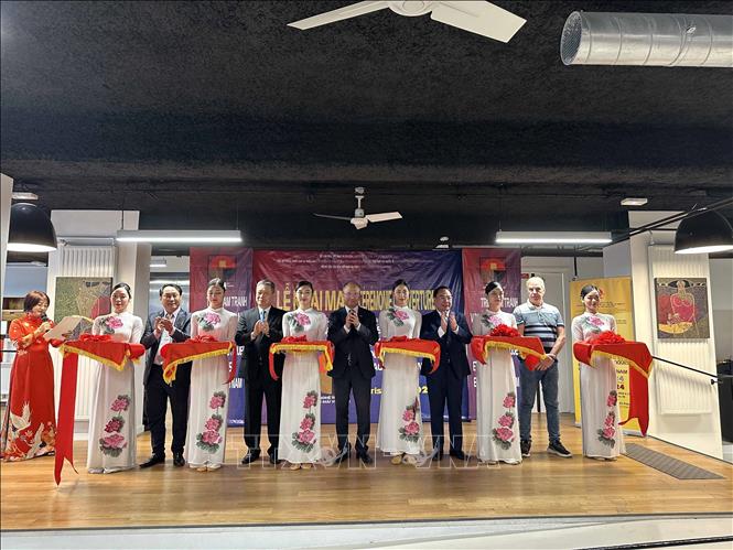Delegates cut the ribbon to open the exhibition. VNA Photo: Ngọc Hiệp