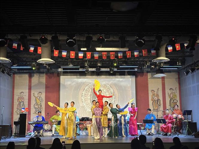 An art performance at the exhibition's opening ceremony. VNA Photo: Ngọc Hiệp