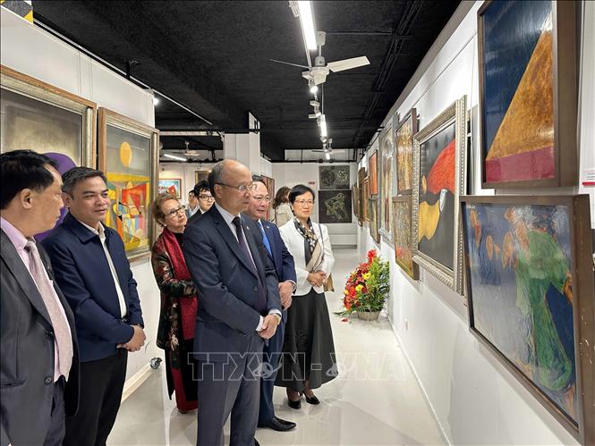 Vietnamese Ambassador to France Dinh Toan Thang and delegates at the exhibition. VNA Photo: Ngọc Hiệp