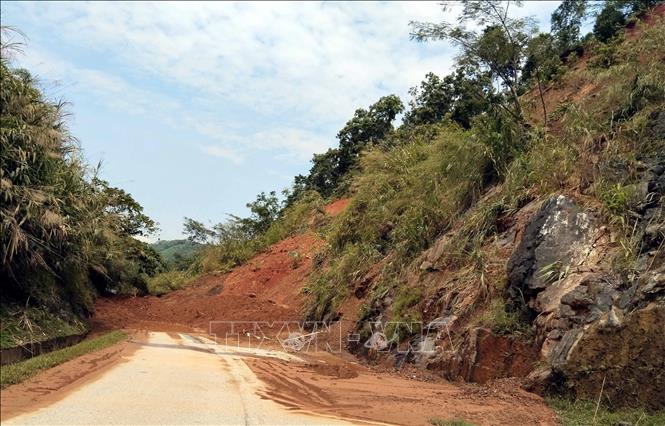 A landslide place on the national highway 3B in the northern province of Bac Kan. VNA Photo: Nguyễn Công Hải