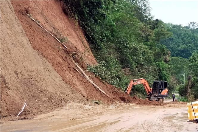 A landslide place on the national highway 3B in the northern province of Bac Kan. VNA Photo: Nguyễn Công Hải