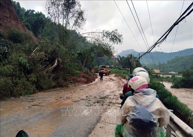 A landslide place on the national highway 3B in the northern province of Bac Kan. VNA Photo: Nguyễn Công Hải