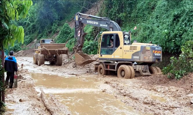 A landslide place on the national highway 3B in the northern province of Bac Kan. VNA Photo: Nguyễn Công Hải