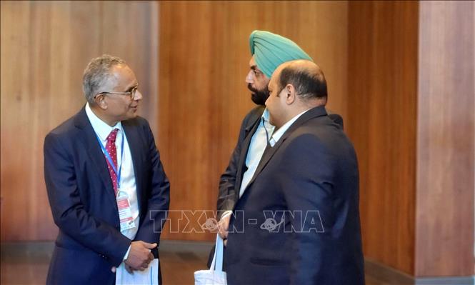 Delegates discuss on the sidelines of the conference. VNA Photo: Sỹ Thắng