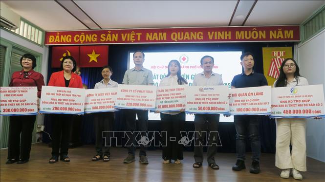 Hội Chữ thập đỏ Thành phố Hồ Chí Minh tiếp nhận hỗ trợ từ các tổ chức, doanh nghiệp, cá nhân. Ảnh: Đinh Hằng - TTXVN