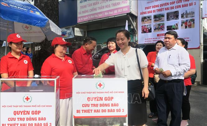 Nhiều đơn vị, tổ chức, cá nhân hỗ trợ người dân vùng bị ảnh hưởng của thiên tai thông qua Hội Chữ thập đỏ Thành phố Hồ Chí Minh. Ảnh: Đinh Hằng - TTXVN