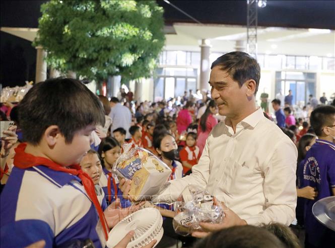 Bí thư Tỉnh ủy Vĩnh Phúc Dương Văn An trao quà Trung thu cho trẻ em tỉnh Vĩnh Phúc. Ảnh: Hoàng Hùng - TTXVN