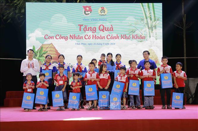Liên đoàn Lao động tỉnh Vĩnh Phúc tặng 20 suất quà cho con công nhân có hoàn cảnh khó khăn tại chương trình. Ảnh: Hoàng Hùng – TTXVN