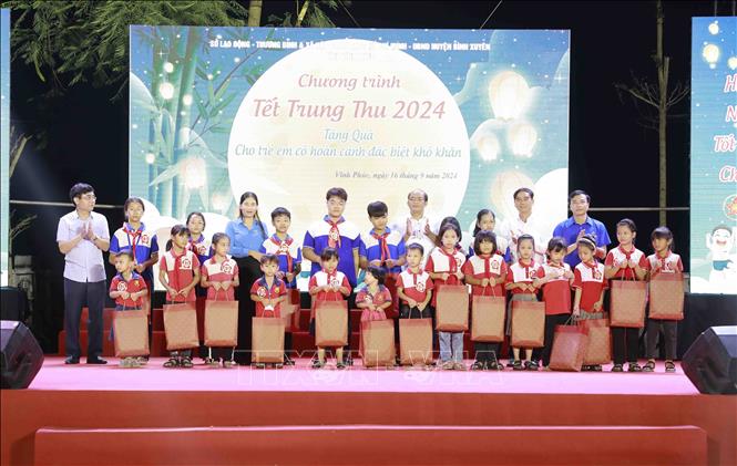 30 trẻ em Vĩnh Phúc có hoàn cảnh đặc biệt khó khăn được lãnh đạo tỉnh Vĩnh Phúc tặng quà. Ảnh: Hoàng Hùng – TTXVN