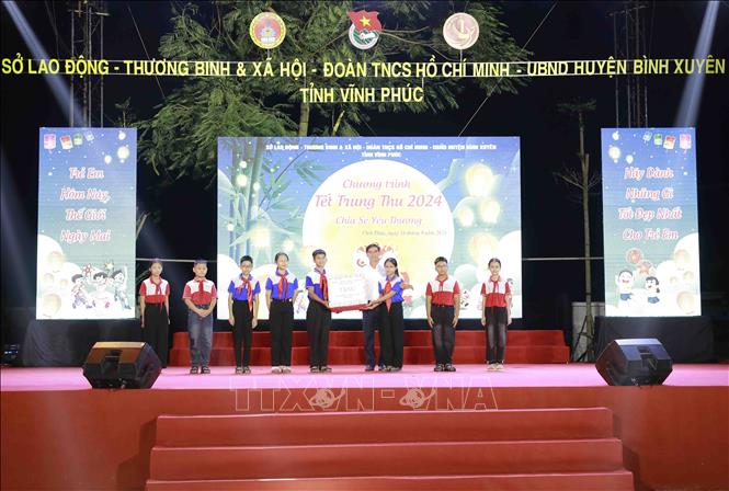 Bí thư Tỉnh ủy Vĩnh Phúc Dương Văn An tặng quà cho trẻ em tỉnh Vĩnh Phúc. Ảnh: Hoàng Hùng - TTXVN