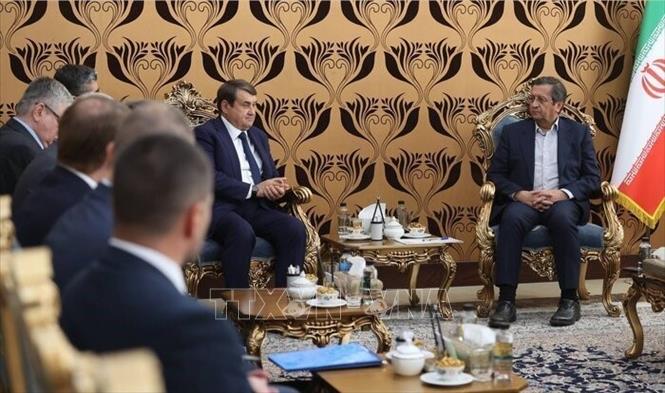 Bộ trưởng Kinh tế và Tài chính Iran Abdolnaser Hemmati (phải) và Cố vấn cấp cao của Tổng thống Nga Igor Levitin tại cuộc gặp ở Tehran ngày 16/9/2024. Ảnh: IRNA/TTXVN