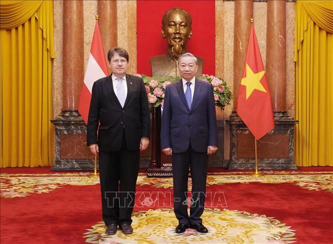 Tổng Bí thư, Chủ tịch nước Tô Lâm và Đại sứ Cộng hòa Áo tại Việt Nam Philippo Agathonnos chụp ảnh chung. Ảnh: Lâm Khánh -TTXVN