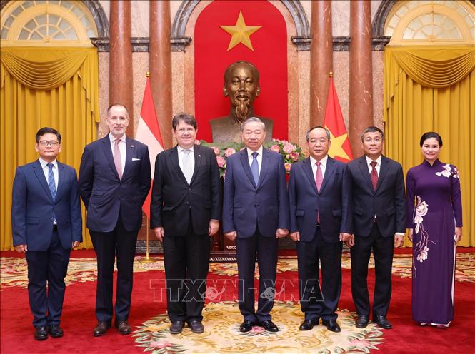 Tổng Bí thư, Chủ tịch nước Tô Lâm và Đại sứ Cộng hòa Áo tại Việt Nam Philippo Agathonnos chụp ảnh chung với các đại biểu. Ảnh: Lâm Khánh -TTXVN