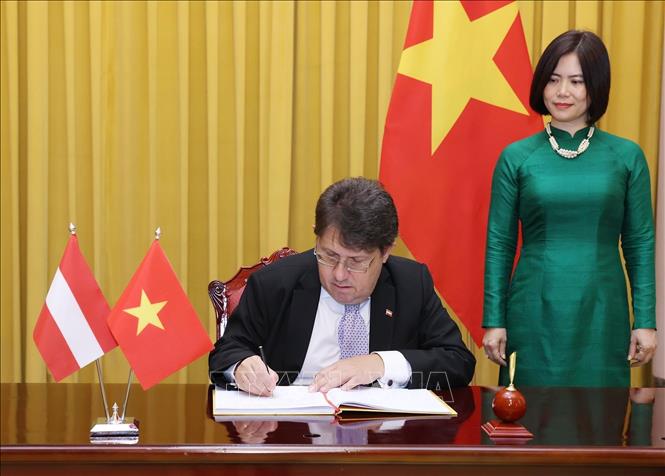 Đại sứ Cộng hòa Áo tại Việt Nam Philippo Agathonnos ghi lưu bút. Ảnh: Lâm Khánh - TTXVN