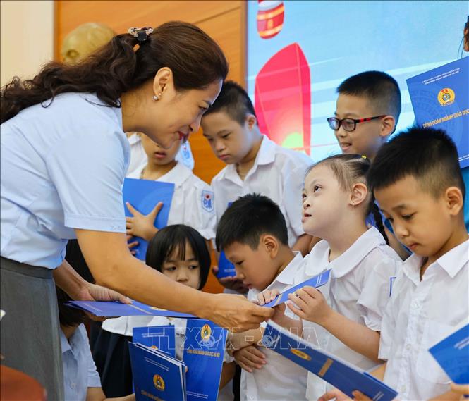 Nhân dịp Tết Trung thu, Hội Cứu trợ trẻ em khuyết tật thành phố Hà Nội gửi tặng học sinh Tiểu học Bình Minh 40 suất quà, 20 triệu tiền mặt và bánh kẹo; Công đoàn ngành Giáo dục Hà Nội tặng học sinh nhà trường 50 suất quà, 10 triệu tiền mặt, 11 thùng sữa, 10 thùng vở và bút. Ảnh: Thanh Tùng - TTXVN