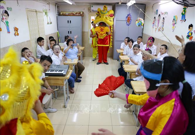 Cô giáo Trịnh Thị Lệ Thu - Phó Hiệu trưởng phụ trách trường Tiểu học Bình Minh cho biết: “Để học sinh hiểu hơn về Tết Trung thu, chúng tôi tổ chức nhiều hoạt động cho các con học sinh như vẽ mặt nạ, bày mâm cỗ Trung thu, múa lân rồng, phát quà…”. Ảnh: Thanh Tùng - TTXVN