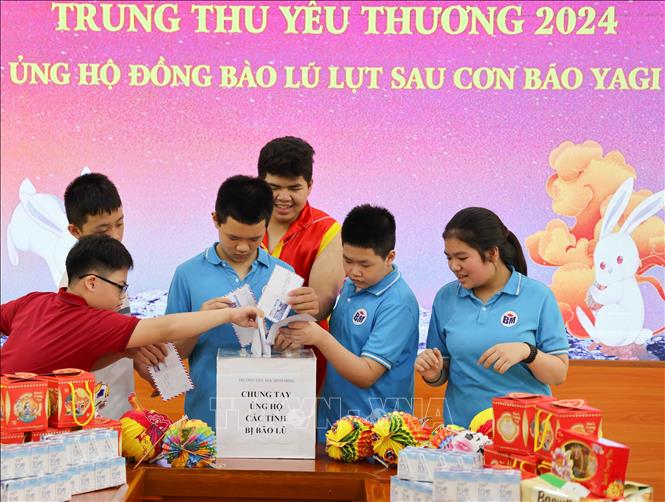 Là cơ sở giáo dục công lập trực thuộc Sở GD&ĐT Hà Nội, trường Tiểu học Bình Minh đón nhận học sinh khuyết tật trí tuệ học hòa nhập và dạy học sinh tiểu học. Vì vậy, nghĩa cử sẻ chia ấm áp của thầy, trò và phụ huynh nhà trường với học sinh vùng lũ càng thêm ấm áp, nghĩa tình hơn. Ảnh: Thanh Tùng - TTXVN