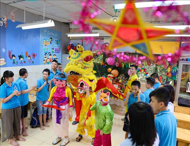 Đơn giản, tiết kiệm nhưng không kém phần rộn ràng, ấm áp là tiêu chí của nhà trường khi tổ chức Tết Trung thu năm nay. Ảnh: Thanh Tùng - TTXVN