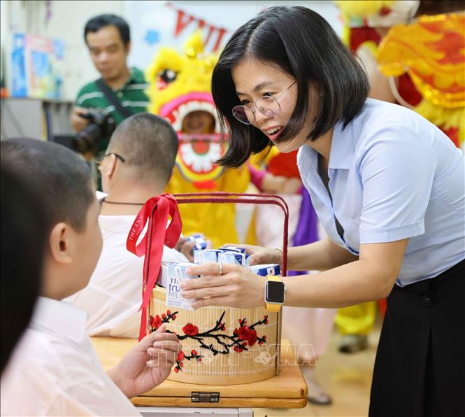 Cô giáo Trịnh Thị Lệ Thu - Phó Hiệu trưởng phụ trách trường Tiểu học Bình Minh cho biết: “Để học sinh hiểu hơn về Tết Trung thu, chúng tôi tổ chức nhiều hoạt động cho các con học sinh như vẽ mặt nạ, bày mâm cỗ Trung thu, múa lân, phát quà…”. Ảnh: Thanh Tùng - TTXVN