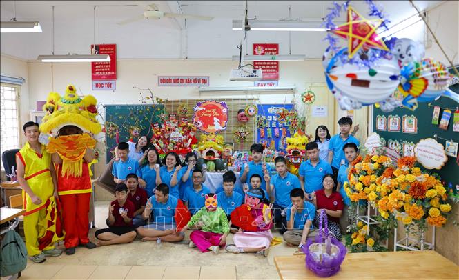 Đơn giản, tiết kiệm nhưng không kém phần rộn ràng, ấm áp là tiêu chí của nhà trường khi tổ chức Tết Trung thu năm nay. Ảnh: Thanh Tùng - TTXVN