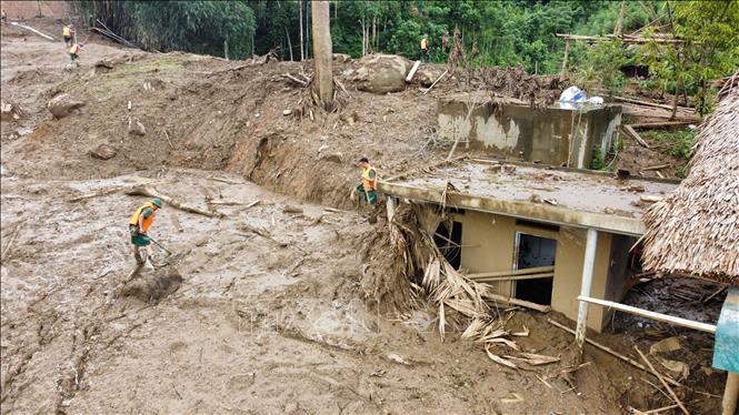 Lực lượng quân đội tiếp tục dò tìm tại vị trí có khả năng còn nạn nhân. Ảnh: Hoàng Hiếu - TTXVN