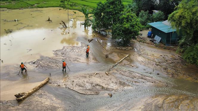 Lực lượng quân đội vẫn đang tiếp tục tìm kiếm nạn nhân tại Làng Nủ trong ngày thứ 8 xảy ra lũ ống, lũ quét. Ảnh: Hoàng Hiếu - TTXVN 