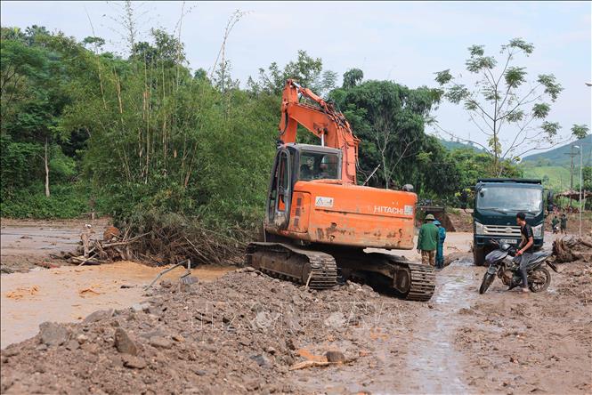 Máy xúc, máy đào được huy động để tìm kiếm tại những vị trí khả năng có nạn nhân. Ảnh: Hoàng Hiếu - TTXVN