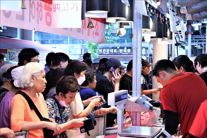 Người dân Hàn Quốc xếp hàng mua thịt tại chợ truyền thống. Ảnh: Khánh Vân - TTXVN tại Hàn Quốc 