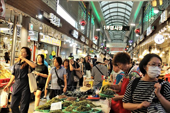 Người dân Hàn Quốc đi chợ truyền thống dịp trước Tết Chuseok. Ảnh: Khánh Vân - TTXVN tại Hàn Quốc 