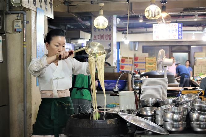 Chế biến món ăn tại chợ truyền thống của Hàn Quốc. Ảnh: Khánh Vân - TTXVN tại Hàn Quốc 

