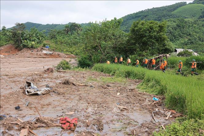 Cán bộ, chiến sĩ Sư đoàn 316 đến địa điểm tìm kiếm nạn nhân hiện đang bị mất tích. Ảnh: Hoàng Hiếu - TTXVN