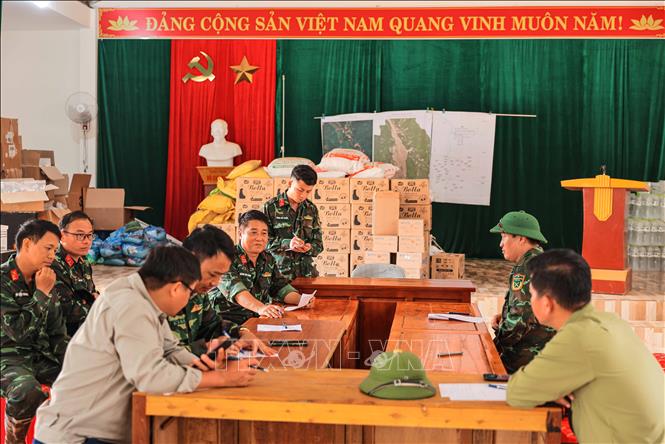 Lực lượng bộ đội họp bàn với chính quyền địa phương về tìm kiếm nạn nhân làng Nủ hiện đang bị mất tích (ảnh chụp lúc 10h 30’ ngày 17/9). Ảnh: Hoàng Hiếu - TTXVN