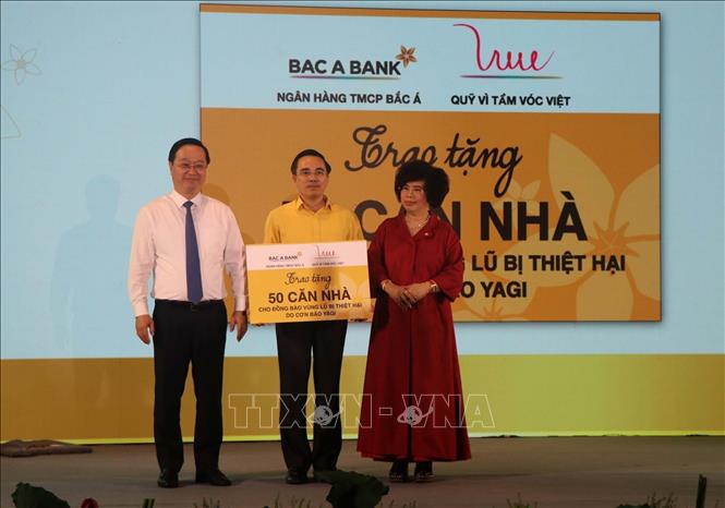 Bà Thái Hương, Phó Chủ tịch HĐQT, Tổng Giám đốc Ngân hàng TMCP Bắc Á trao tặng 50 nhà tình nghĩa cho đồng bào vùng lũ. Ảnh: Trịnh Duy Hưng-TTXVN