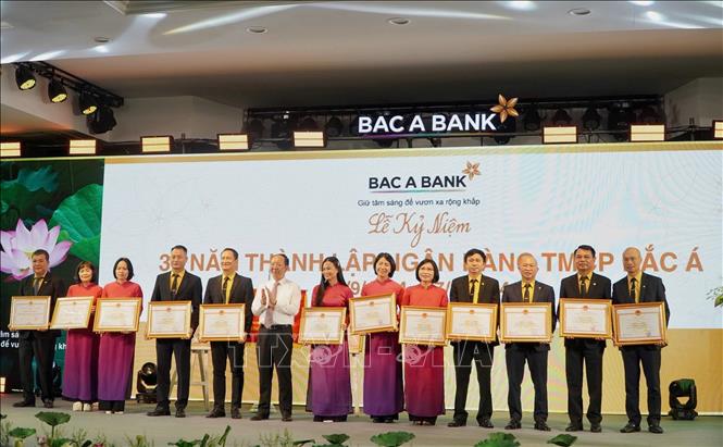 Lãnh đạo tỉnh Nghệ An tặng bằng khen cho các tập thể, cá nhân của Ngân hàng TMCP Bắc Á. Ảnh: Trịnh Duy Hưng-TTXVN