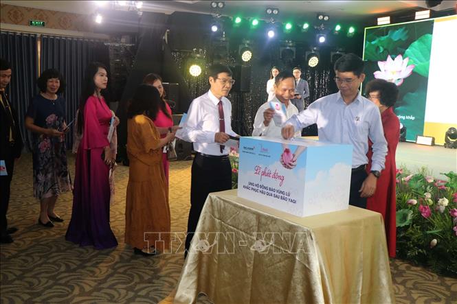 Cán bộ, nhân viên Ngân hàng TMCP Bắc Á hỗ trợ đồng bào vùng lũ. Ảnh: Trịnh Duy Hưng-TTXVN