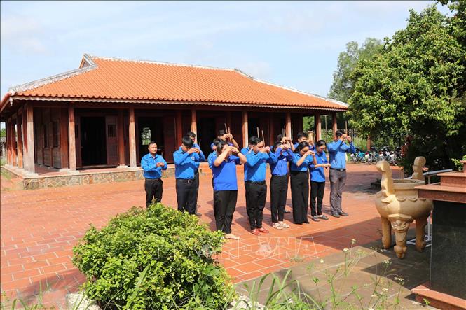 Đoàn viên Huyện Đoàn Đức Hòa dâng hương tưởng niệm tại Khu di tích nhà ông Bộ Thỏ. Ảnh: Minh Hưng - TTXVN