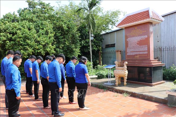 Đoàn viên Huyện Đoàn Đức Hòa mặc niệm tại Khu di tích nhà ông Bộ Thỏ. Ảnh: Minh Hưng - TTXVN
