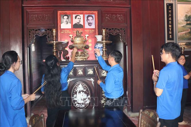 Các Đoàn viên huyện Đoàn Đức Hòa thắp hương tưởng niệm và tri ân các lão thành cách mạnh thành lập Chi bộ Đảng Cộng sản đầu tiên của tỉnh Chợ Lớn (nay là tỉnh Long An). Ảnh: Minh Hưng - TTXVN 