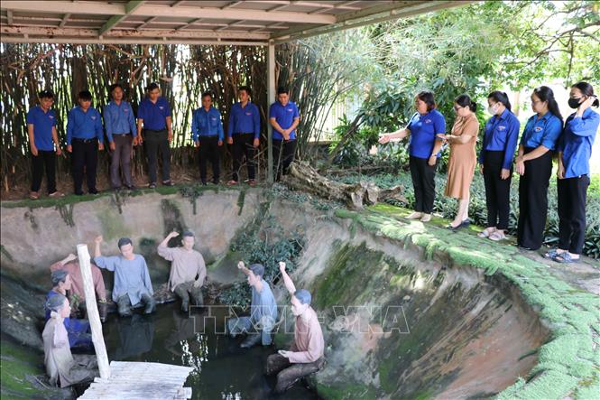 Đoàn viên Huyện Đoàn Đức Hòa nghe giới thiệu về lịch sử cuộc họp bí mật thành lập Chi bộ Đảng Cộng sản đầu tiên ở tỉnh Chợ Lớn (nay là tỉnh Long An). Ảnh: Minh Hưng - TTXVN