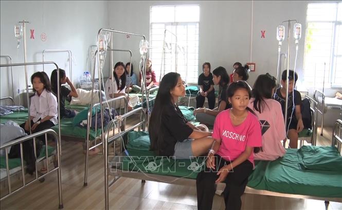 Học sinh Trường Phổ thông Dân tộc Nội trú huyện Xín Mần bị ngộ độc đang được đều trị, theo dõi tại bệnh viện. Ảnh: TTXVN phát